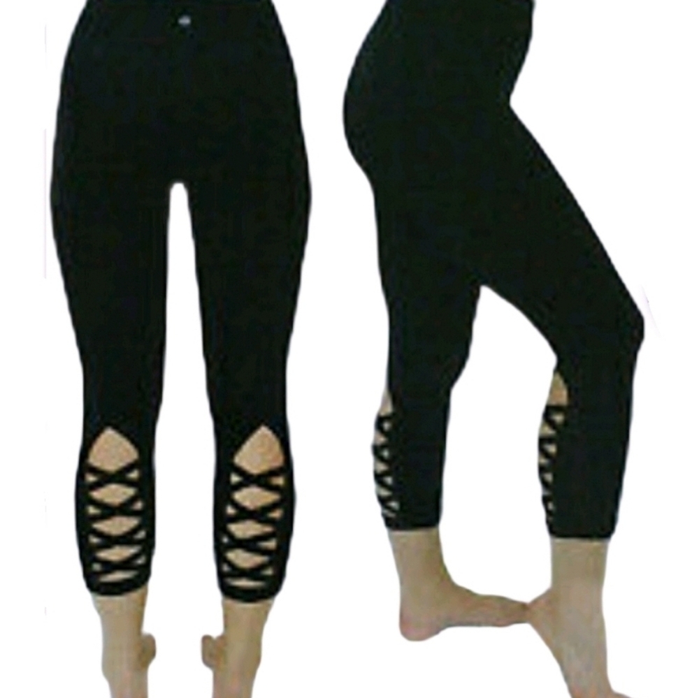 ACTIVE LIFE Black Cris Cross Black Capri Leggings